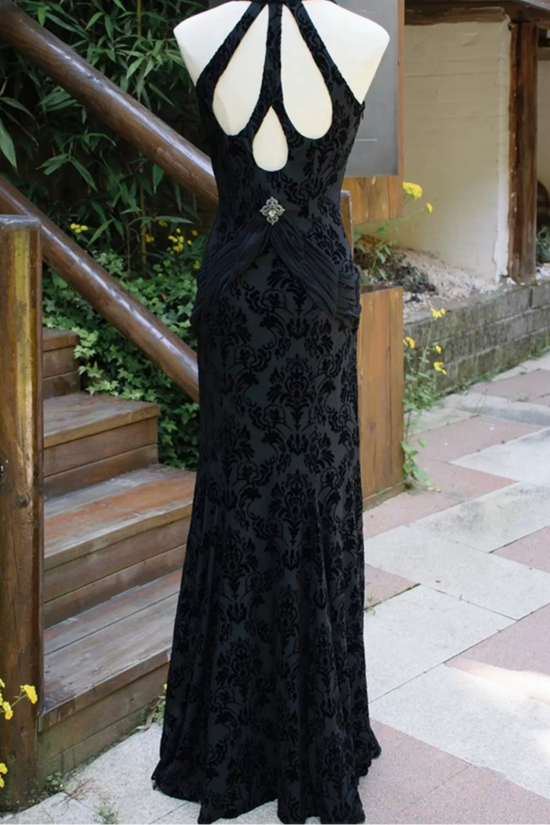 Black Vintage-Style Formal Long Velvet Gown With A V-Neck And Open Back L017