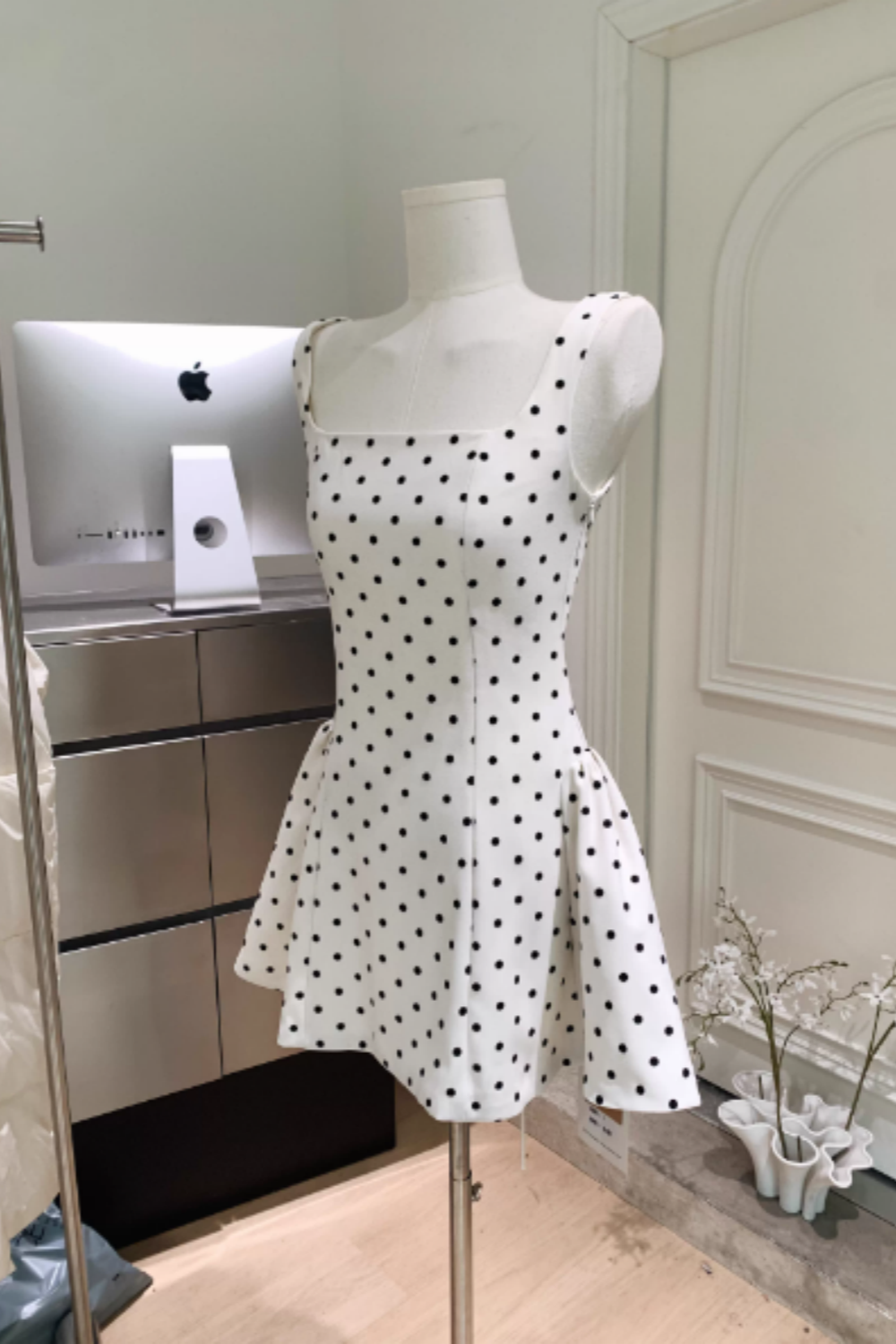 White polka dot dress, sophisticated style, puffy short skirt, fashionable women's dress 008