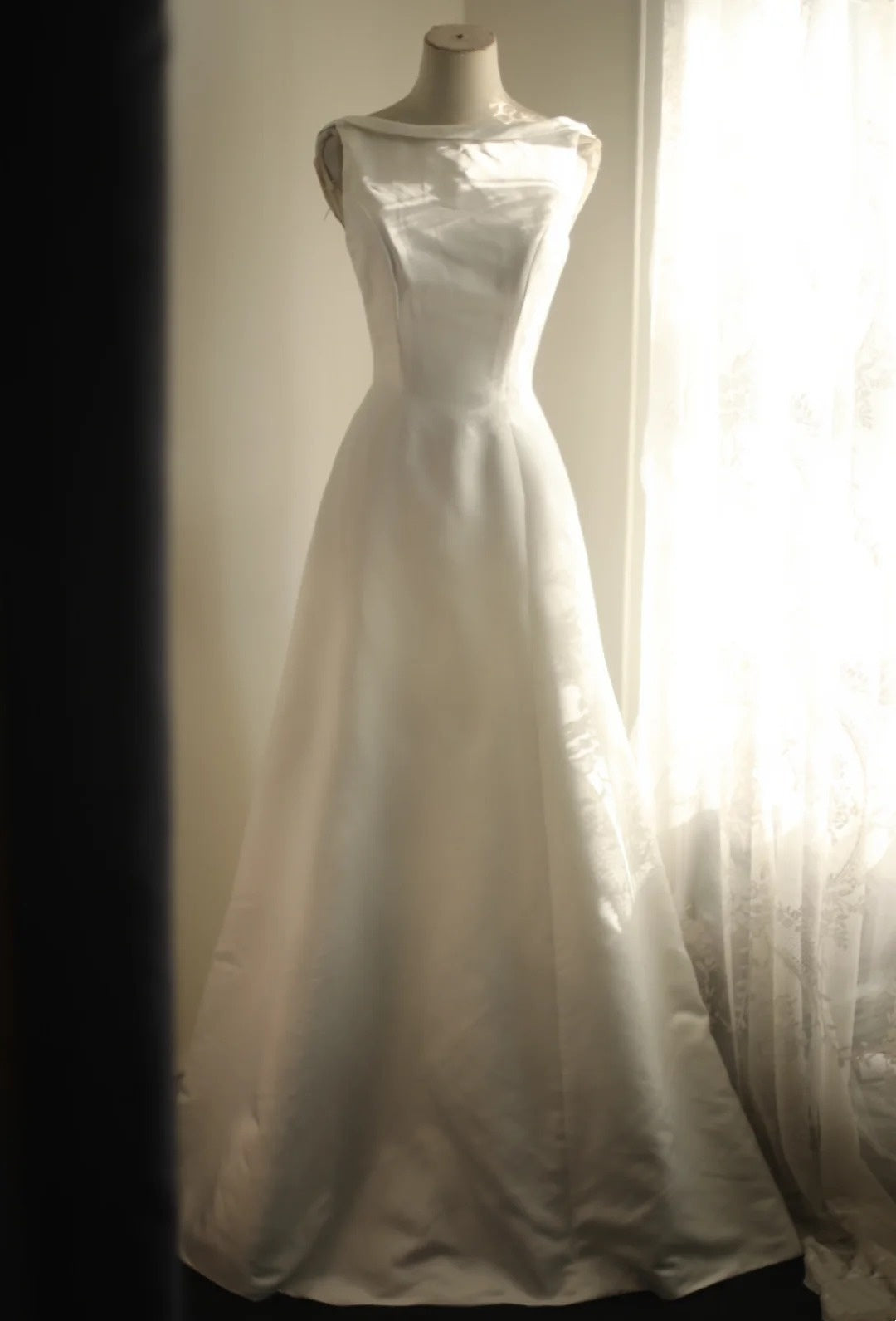 Classic Vintage Satin Wedding Dress A‑Line Bridal Gown Boat Neck Open V Back With Train F0069