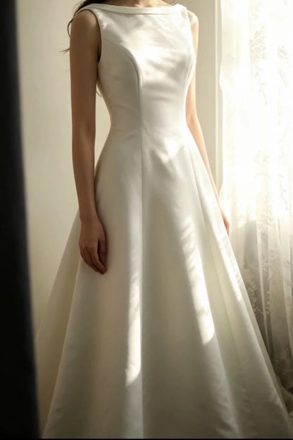 Classic Vintage Satin Wedding Dress A‑Line Bridal Gown Boat Neck Open V Back With Train F0069