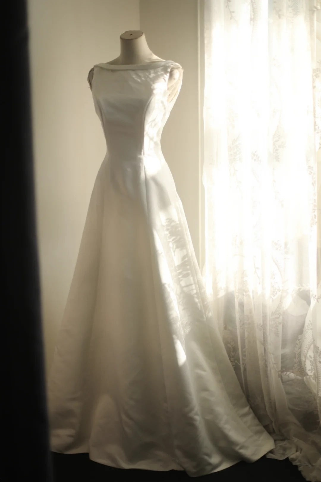 Classic Vintage Satin Wedding Dress A‑Line Bridal Gown Boat Neck Open V Back With Train F0069