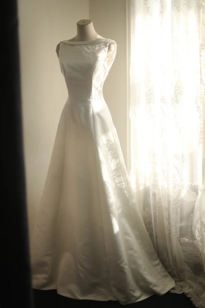 Classic Vintage Satin Wedding Dress A‑Line Bridal Gown Boat Neck Open V Back With Train F0069