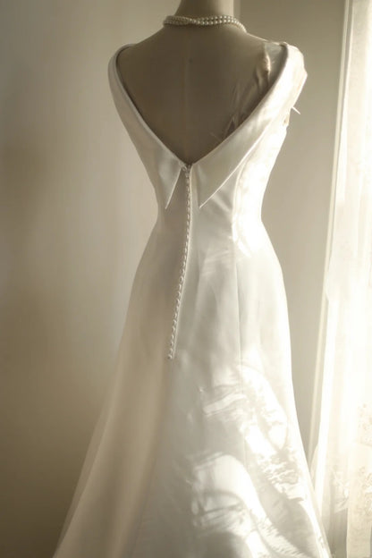 Classic Vintage Satin Wedding Dress A‑Line Bridal Gown Boat Neck Open V Back With Train F0069