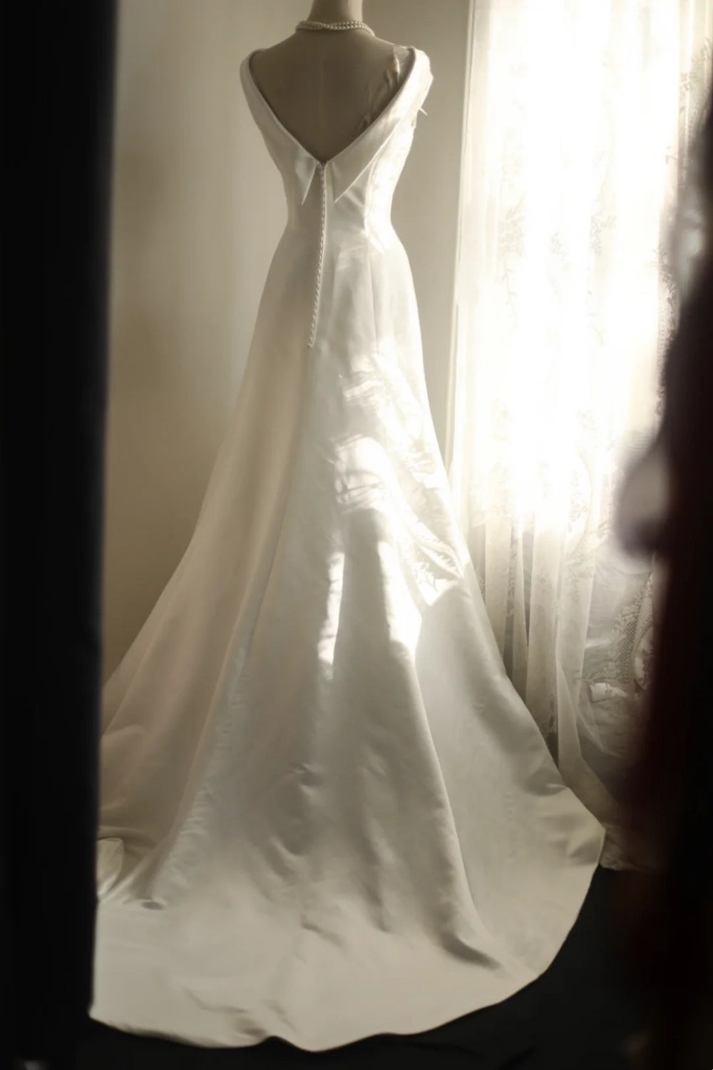 Classic Vintage Satin Wedding Dress A‑Line Bridal Gown Boat Neck Open V Back With Train F0069