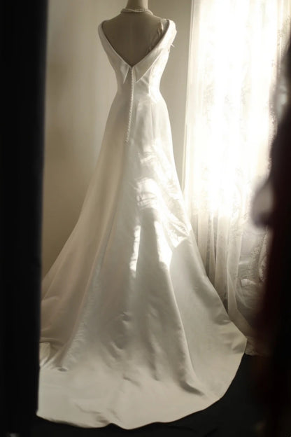 Classic Vintage Satin Wedding Dress A‑Line Bridal Gown Boat Neck Open V Back With Train F0069