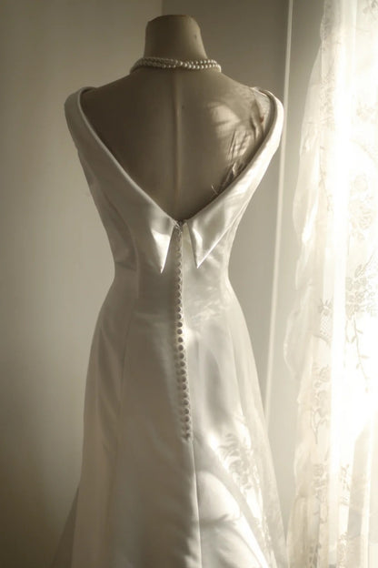Classic Vintage Satin Wedding Dress A‑Line Bridal Gown Boat Neck Open V Back With Train F0069