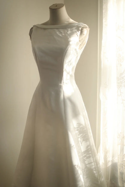Classic Vintage Satin Wedding Dress A‑Line Bridal Gown Boat Neck Open V Back With Train F0069