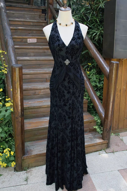 Black Vintage-Style Formal Long Velvet Gown With A V-Neck And Open Back L017