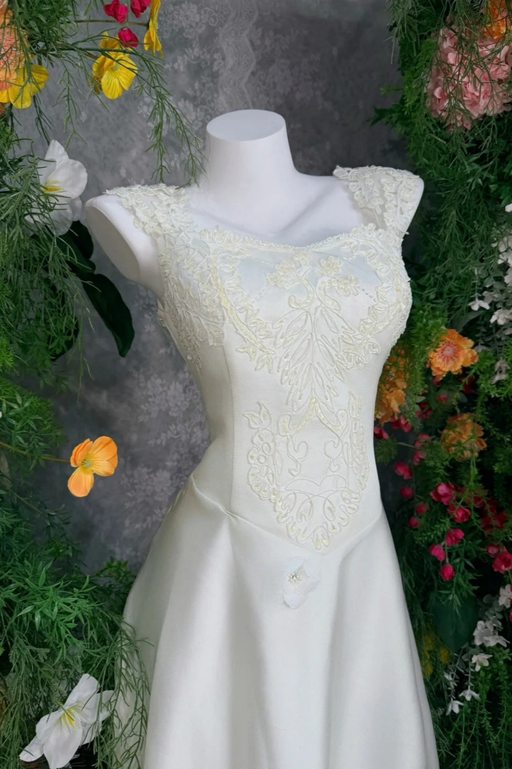 White Satin Sleeveless Square Neck Floor-length Gown Full-embroidery Retro Elegant Evening Wedding Banquet Dress  FL-3