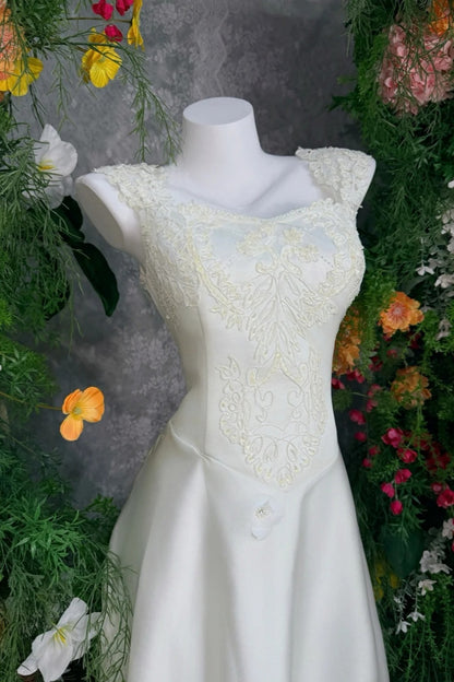 White Satin Sleeveless Square Neck Floor-length Gown Full-embroidery Retro Elegant Evening Wedding Banquet Dress  FL-3