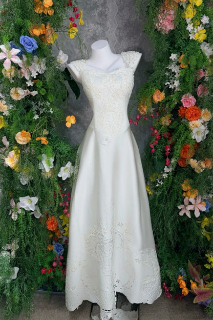 White Satin Sleeveless Square Neck Floor-length Gown Full-embroidery Retro Elegant Evening Wedding Banquet Dress  FL-3
