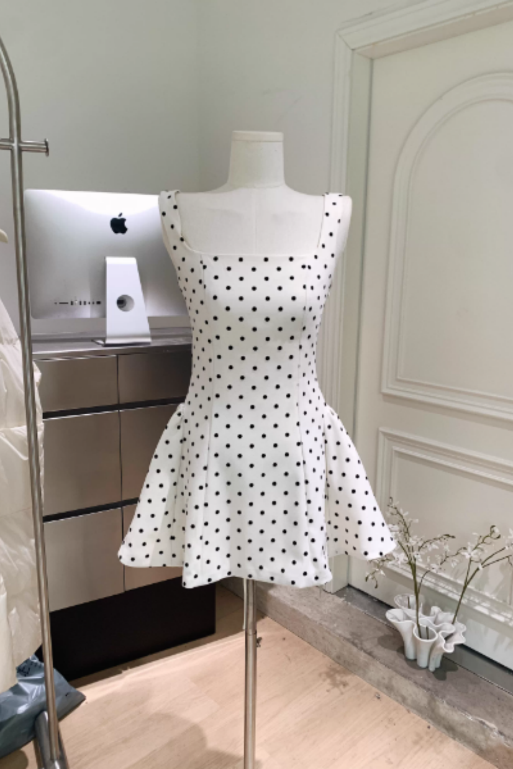 White polka dot dress, sophisticated style, puffy short skirt, fashionable women's dress 008