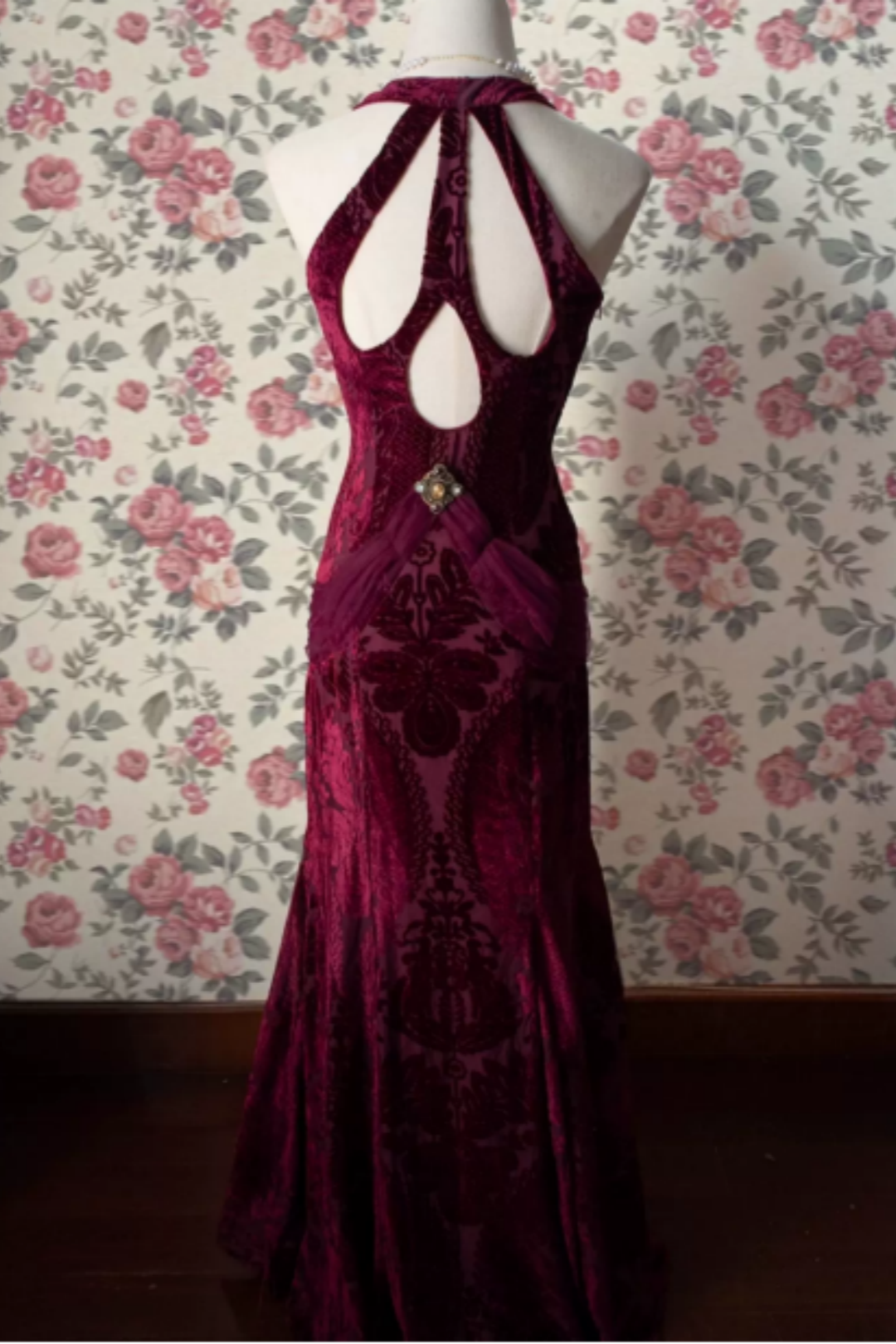 Beautiful Vintage-Style Burgundy Velvet Long Evening Gown L016